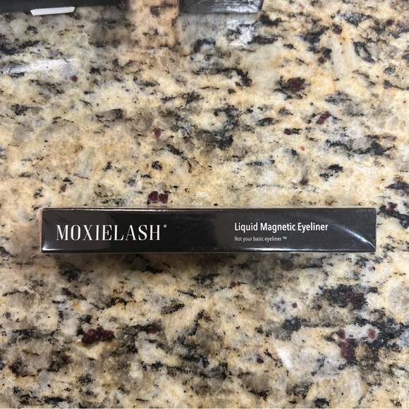 MoxieLash Magnetic Eyeliner and Lash Set - Black - Picture 12 of 14